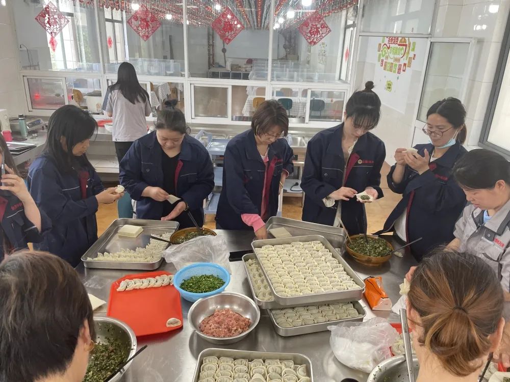 今朝立夏至，何處不啼鷹。